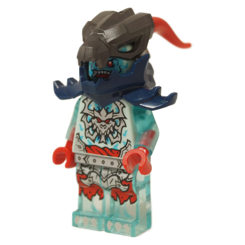 LEGO® Minifigura Ninjago Explorador Dragón Espectral (njo0983) con un cuerpo translúcido azul claro, manos rojas y un casco gris piedra oscuro con un solo cuerno rojo.