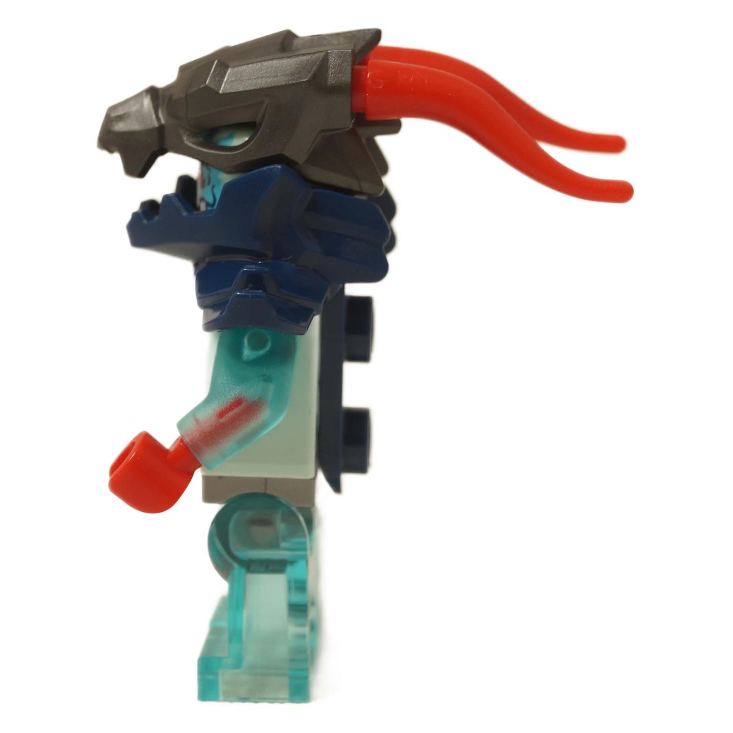Boční pohled na LEGO Spectral Dragonian Scout ukazující oranžovo-červené rohy vyčnívající z tmavě šedého maskového dílu.