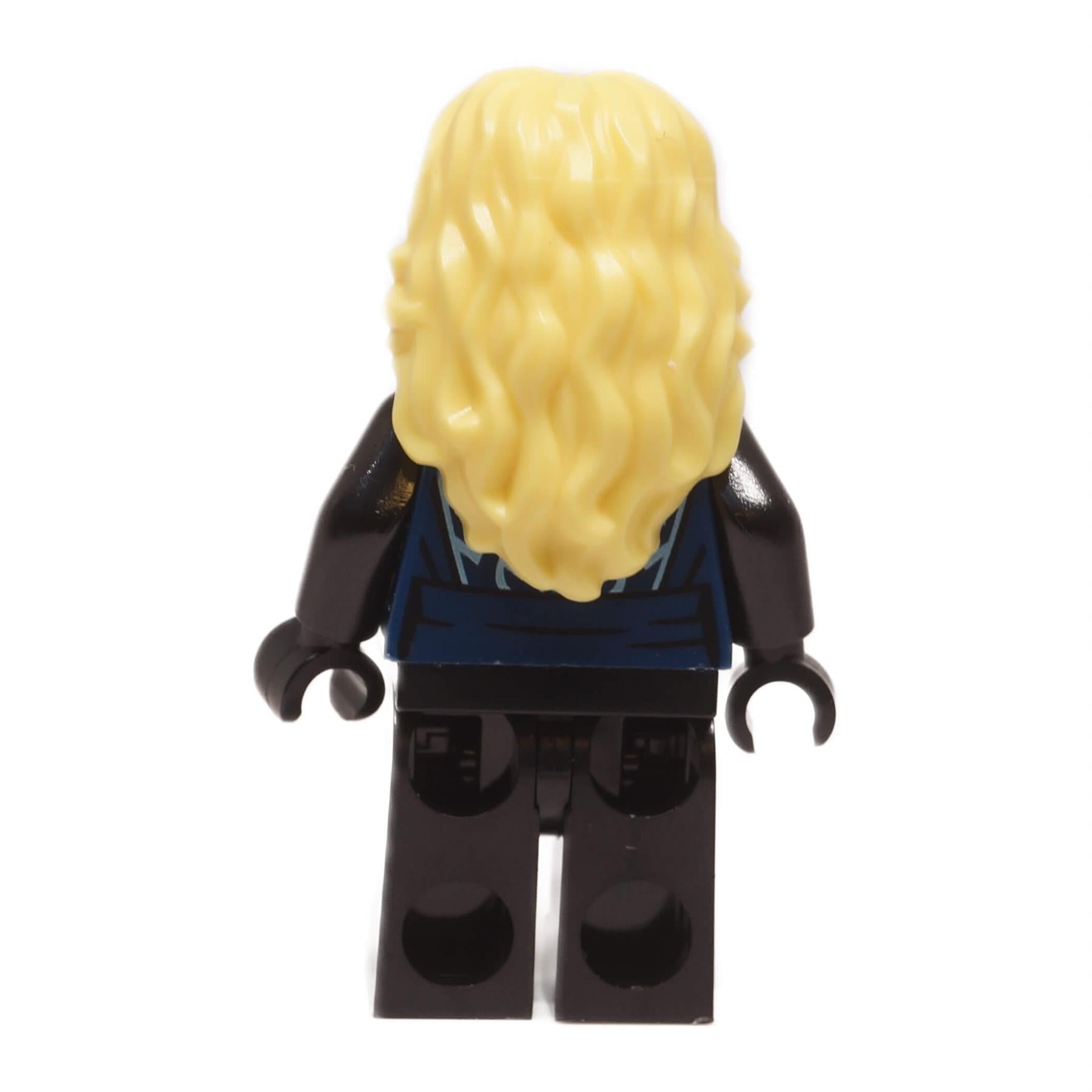 Minifigure Ninjago njo1006 pandangan belakang menunjukkan rambut blond panjang menutupi belakang torso biru gelap dan kaki hitam
