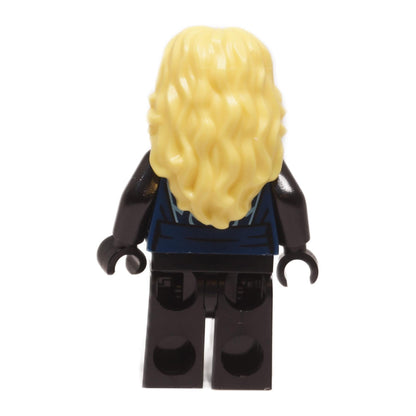 Minifigure Ninjago njo1006 pandangan belakang menunjukkan rambut blond panjang menutupi belakang torso biru gelap dan kaki hitam
