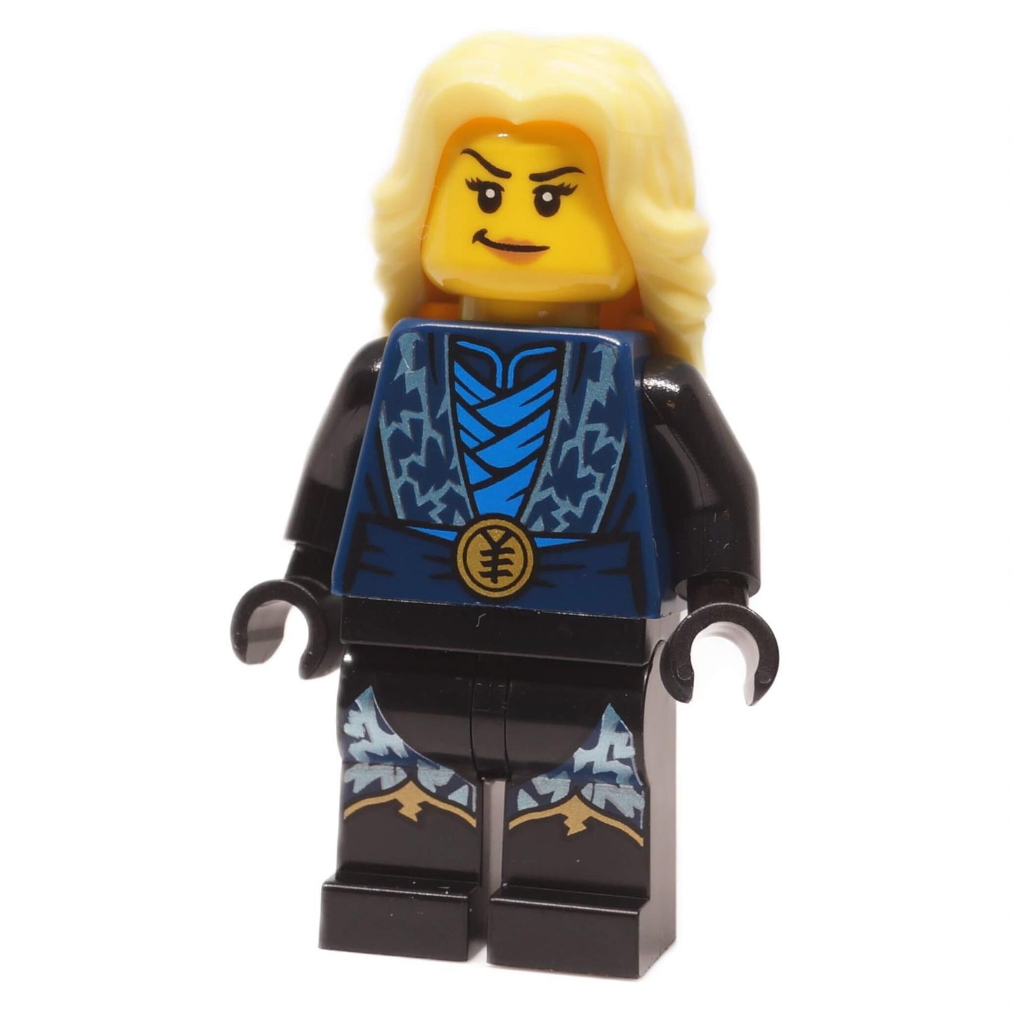 Minifigure Ninjago njo1006 pandangan depan menunjukkan cetakan torso petir biru, kaki hitam dengan butiran petir, dan rambut blond
