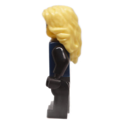 Minifigure Ninjago njo1006 pandangan sisi kiri menunjukkan rambut blond bergelombang panjang dan torso biru gelap dengan lengan hitam
