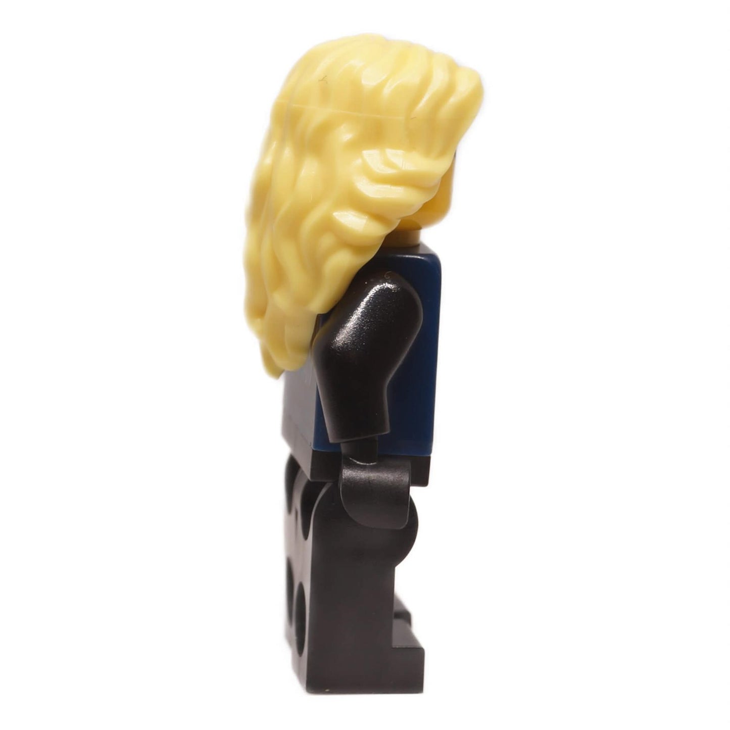 Minifigure Ninjago njo1006 pandangan sisi kanan menunjukkan profil rambut blond panjang dan lengan serta kaki hitam
