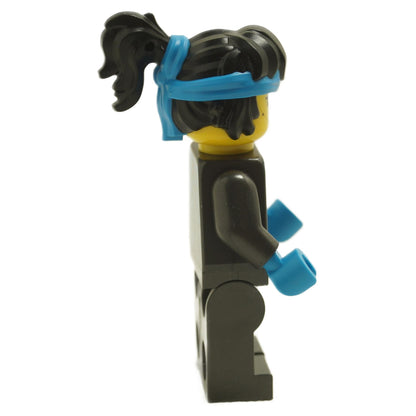 Side view of LEGO® Nya minifigure njo0933 from NINJAGO Dragons Rising showing black ponytail hair with blue headband and ninja outfit
