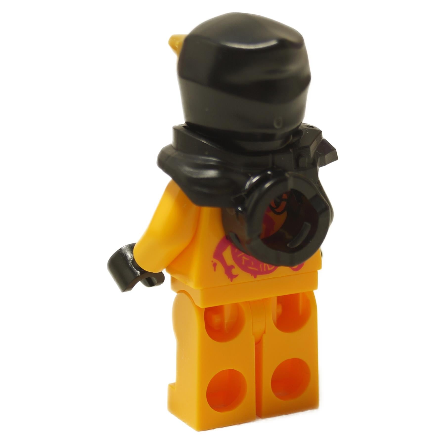 Vedere din spate a minifigurii portocalii cu imprimeu de torzo dragon magenta, glugă neagră cu coarne și piesă de fular neagră.
