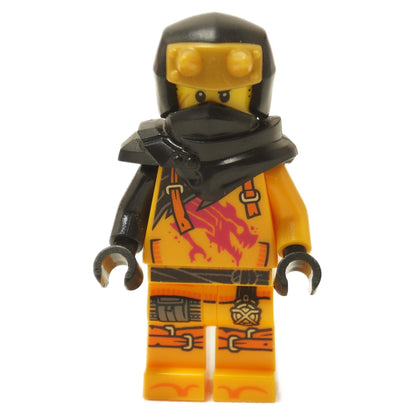Portocaliu minifigura cu imprimeu de torzo dragon magenta, glugă neagră cu coarne și piesă de guler neagră.
