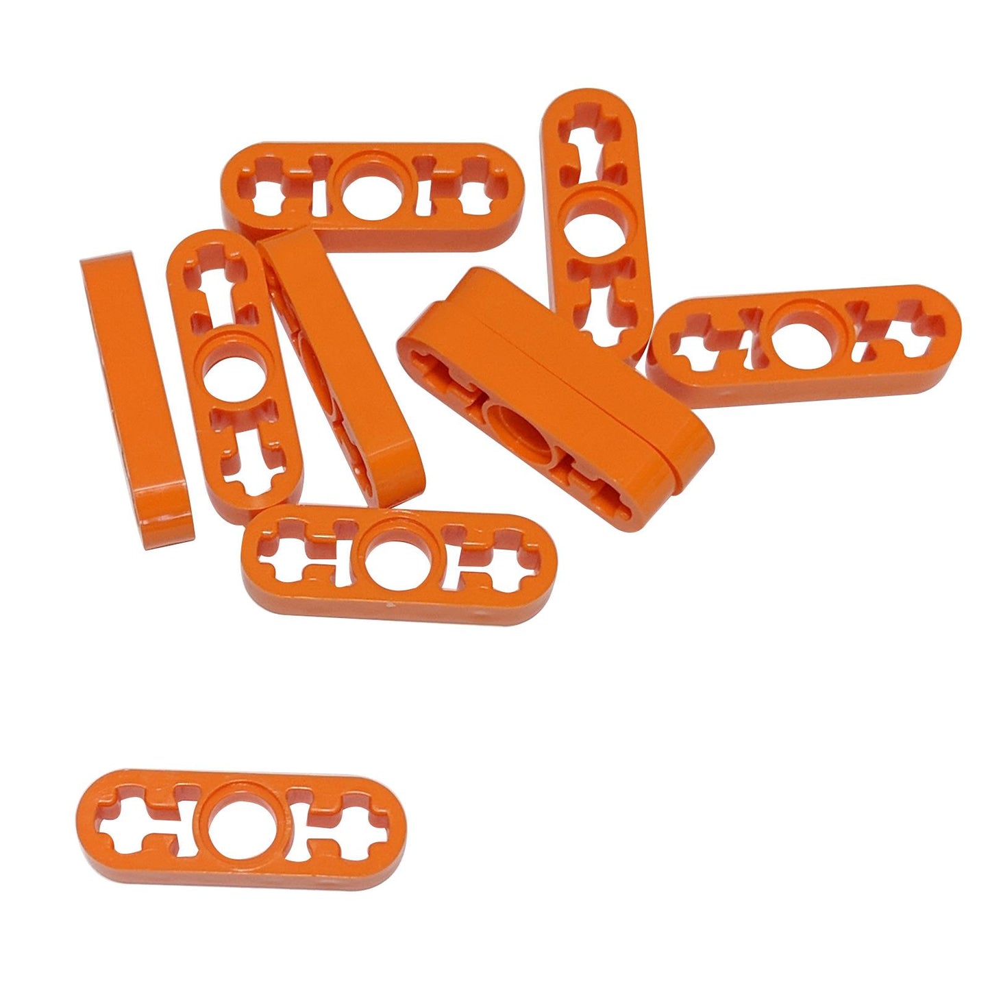 Grupo de piezas LEGO Technic Liftarm 1x3 Delgado de color naranja brillante (6632) esparcidas sobre fondo blanco.