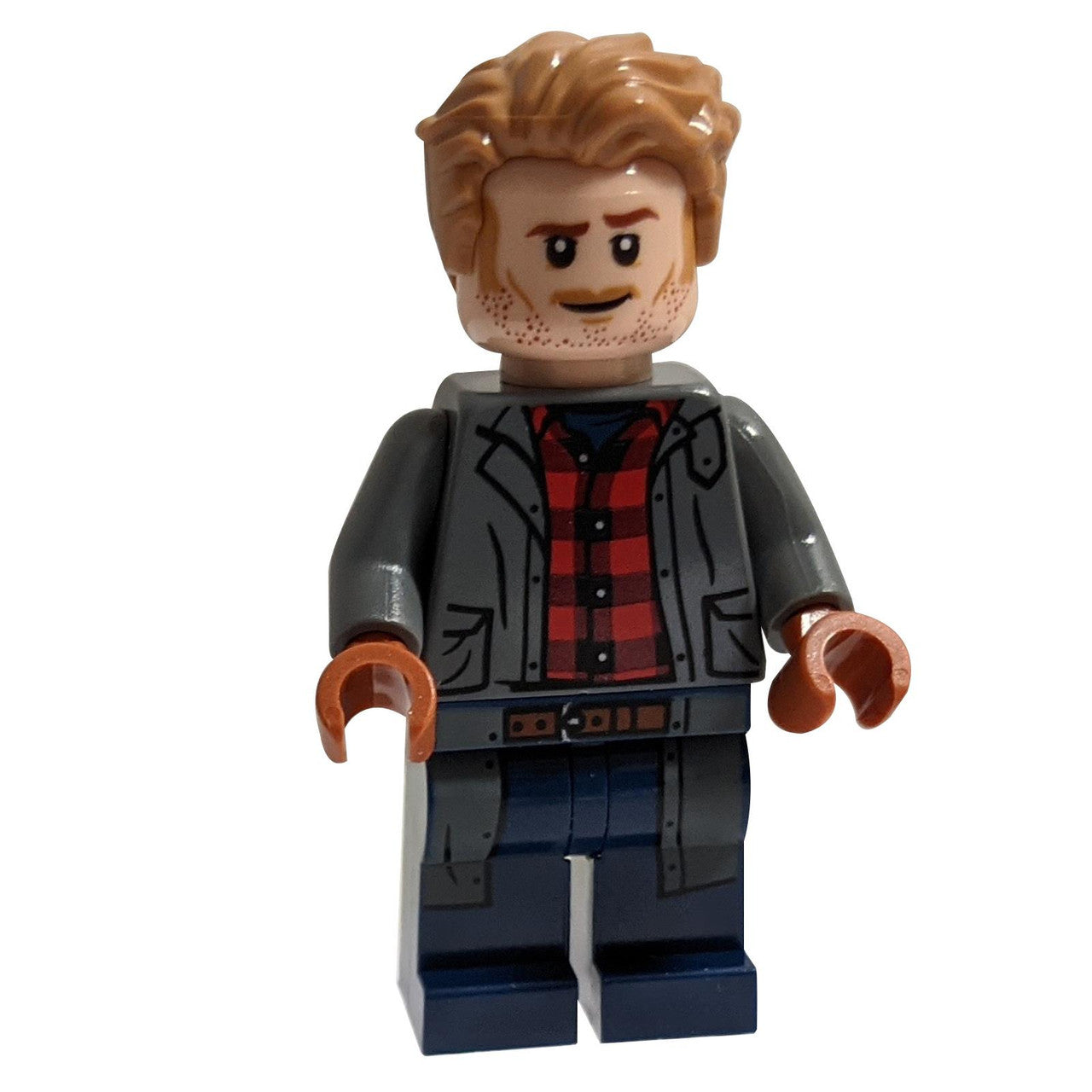  Minifigure Owen Grady de LEGO Jurassic World montré de face. Il porte une veste grise sur une chemise en flanelle à carreaux rouges et a une expression souriante avec une barbe de trois jours.