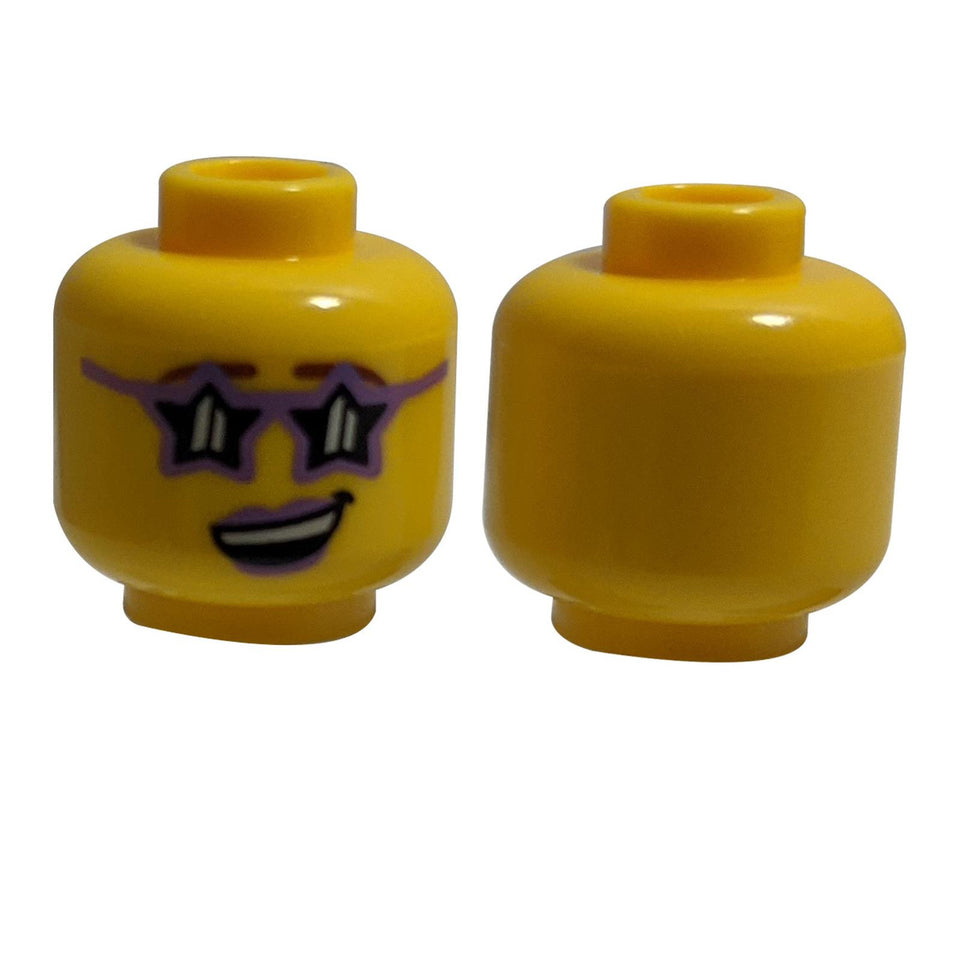LEGO® Minifigur Kopf weiblich (3626pb2113) mit sternförmigen Brillen, lavendelfarbenen Lippen und einem schiefen, offenen Lächeln.