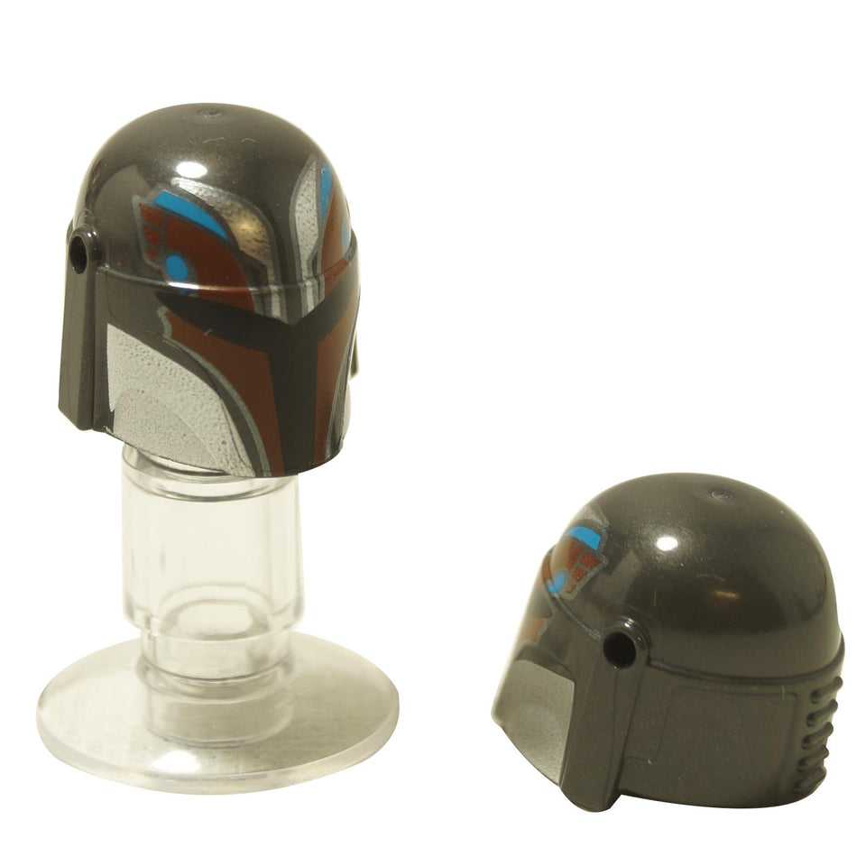 Casco de minifigura estilo Mandaloriano en gris oscuro perla con agujeros laterales y acentos en negro, plata, marrón rojizo y azul

