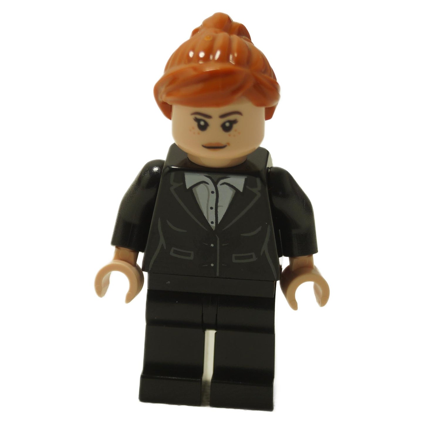 Minifigura de Pepper Potts vista frontal con traje negro, impresión de camisa blanca y coleta castaño rojizo
