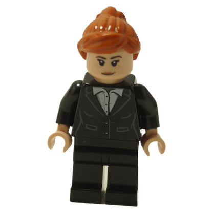 Minifigura de Pepper Potts vista frontal con traje negro, impresión de camisa blanca y coleta castaño rojizo
