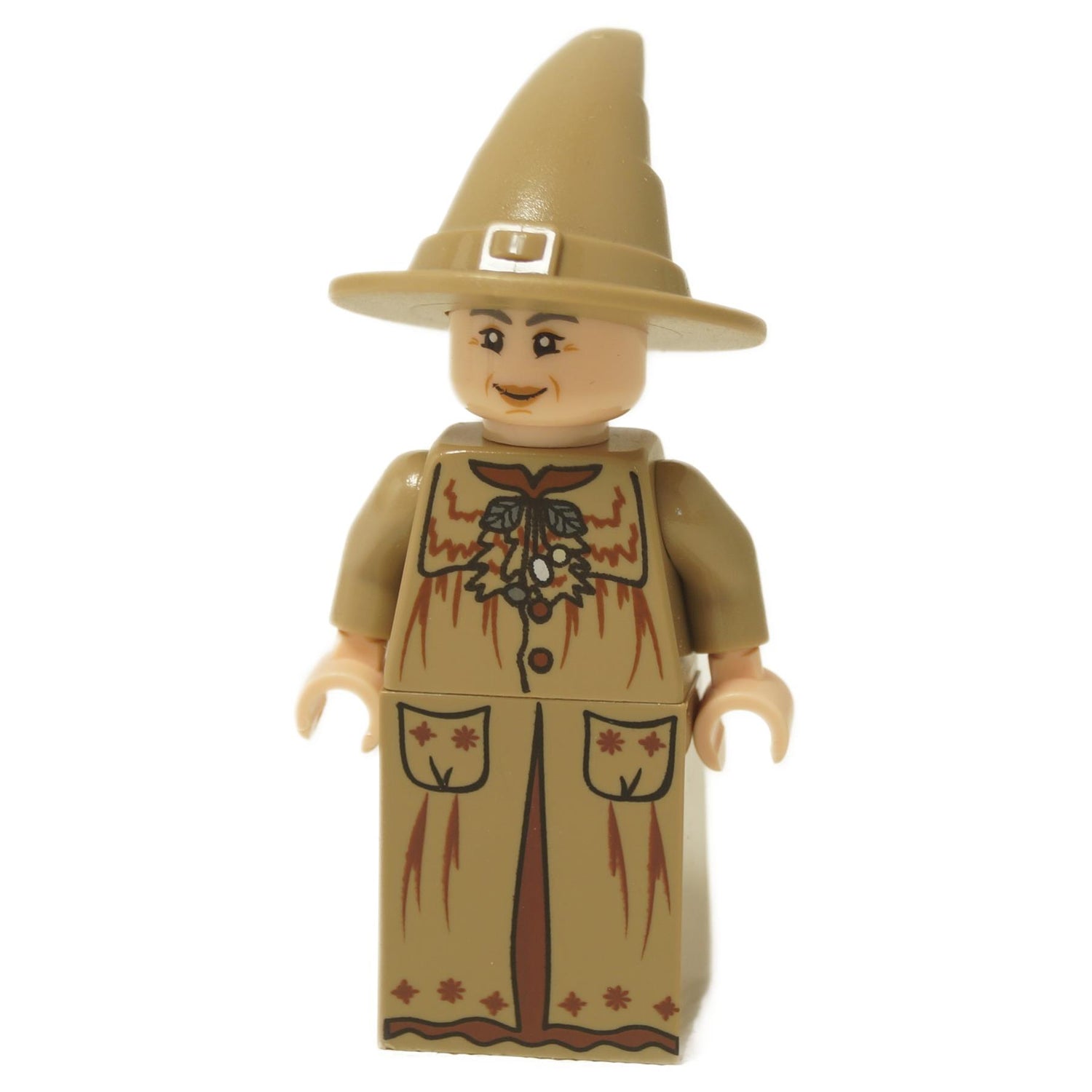 LEGO ハリー・ポッター Professor Pomona Sprout ミニフィギュア (hp131) が、タンカラーのプリントされたローブと尖ったタンカラーの魔女の帽子を着用し、正面から示されています。