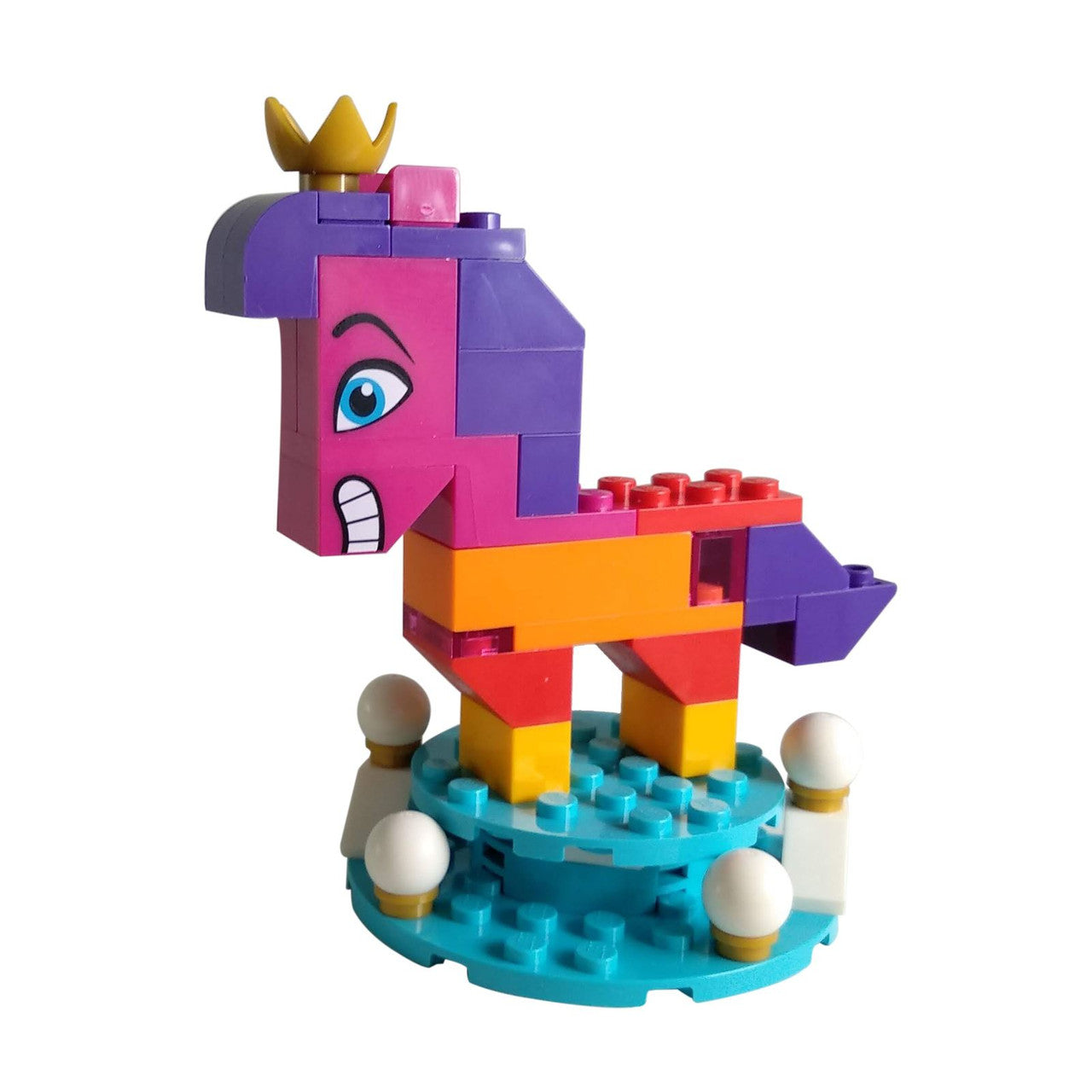 Kostková LEGO figurka královny Watevra Wa'Nabi z filmu LEGO® příběh 2 v její jezdecké podobě, zobrazená s usměvavým výrazem.