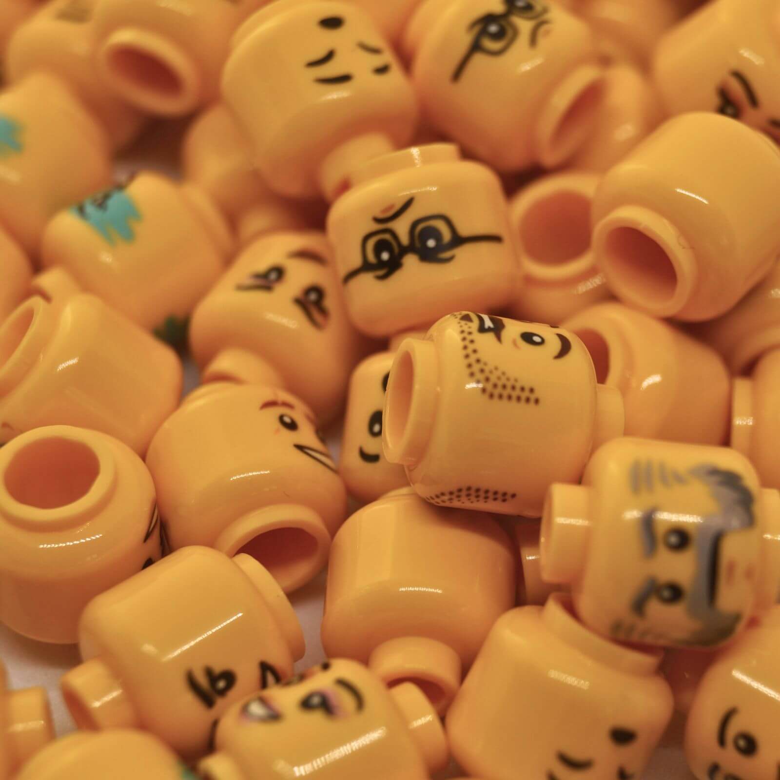 Lotto in blocco di testine di minifigure gialle LEGO® che mostrano facce e stampe assortite, pacchetto casuale da 10