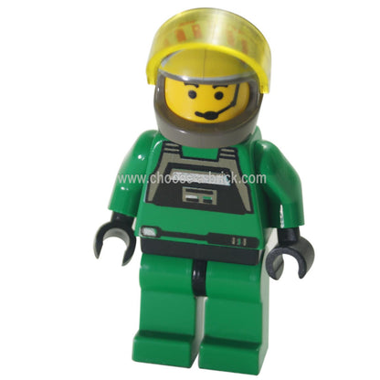 Un minifigura de piloto Rebelde A-wing de Star Wars™ LEGO® en un traje verde con impresión de armadura gris en el pecho, una cabeza amarilla con un auricular impreso, un casco de piloto gris oscuro con un visor amarillo transparente y manos negras, de pie contra un fondo blanco.