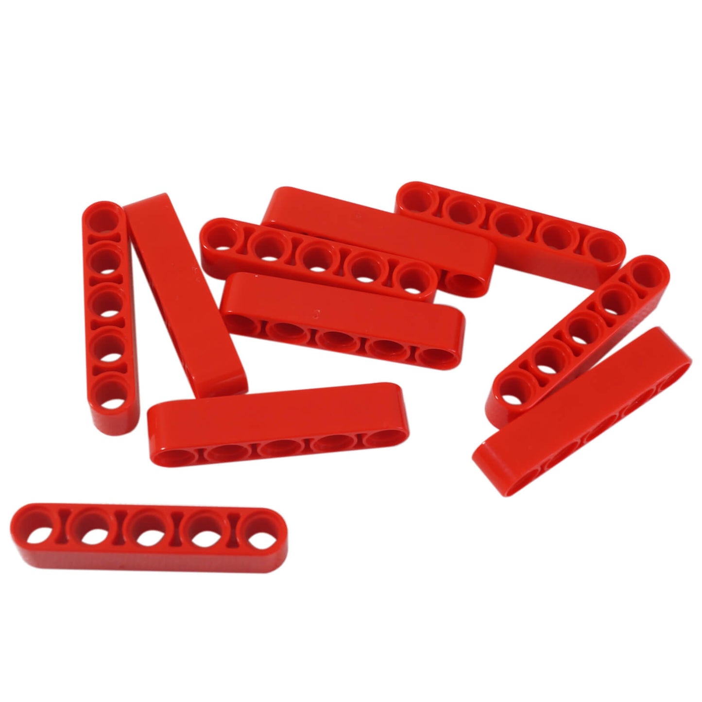 Montón de piezas de LEGO Technic 1x5 Thick Liftarm (32316) en rojo mostradas en varias orientaciones.