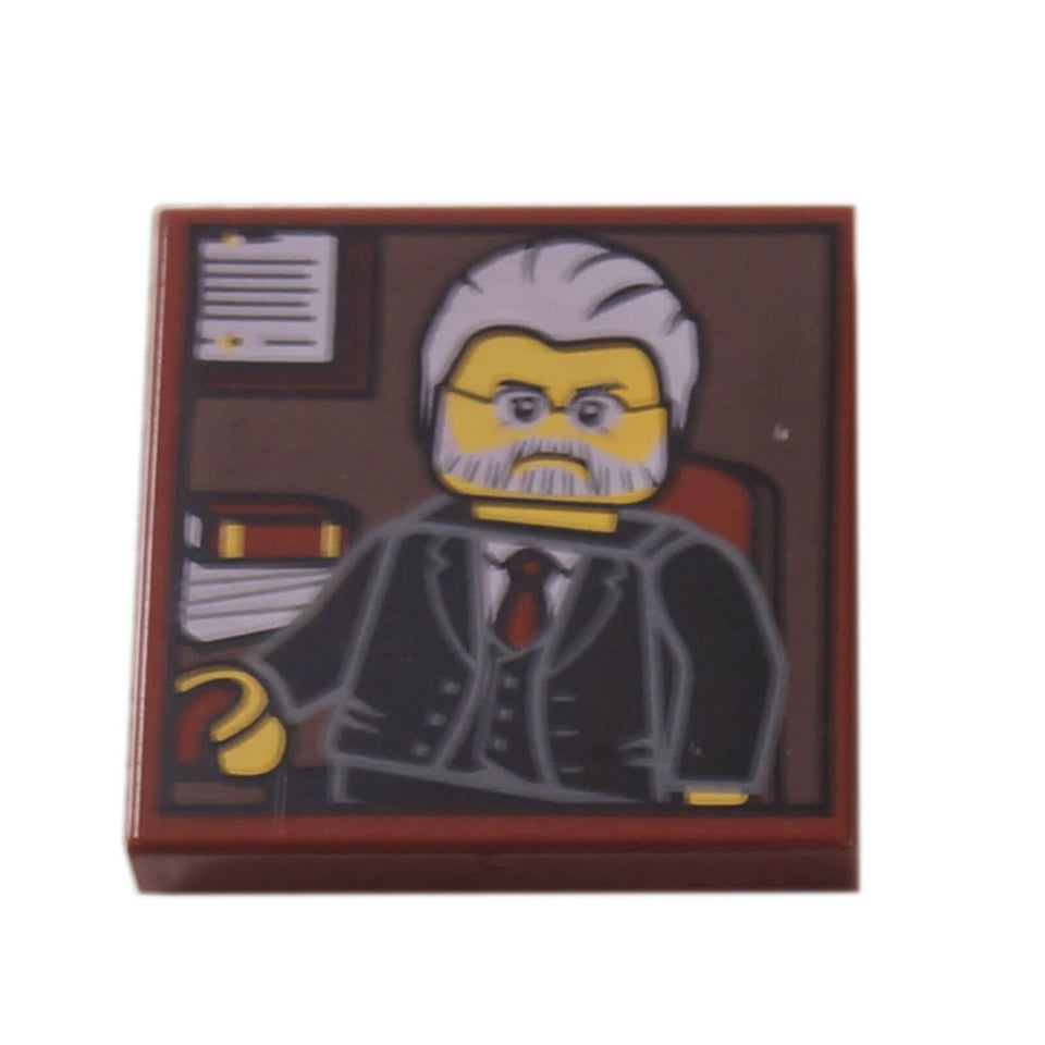 Baldosa LEGO® de 2 x 2 de color marrón rojizo con el retrato impreso de un hombre con barba y pelo gris con traje negro, MPN 3068bpb0699.