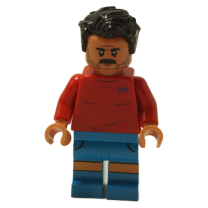 LEGO® Minifigura di Reuben Delgado da Jurassic World Rebirth con giacca rossa e barba incolta