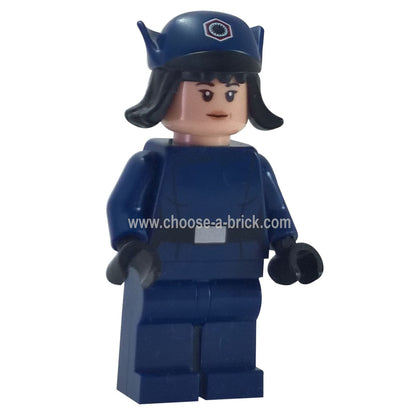 Vista frontal de la LEGO® minifigura de Star Wars de Rose Tico vistiendo un uniforme y gorra de oficial de la Primera Orden en azul oscuro, con una expresión enojada y decidida.