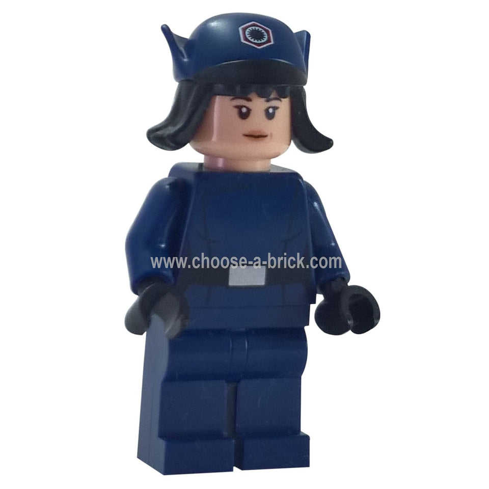 Vista frontal de la LEGO® minifigura de Star Wars de Rose Tico vistiendo un uniforme y gorra de oficial de la Primera Orden en azul oscuro, con una expresión enojada y decidida.