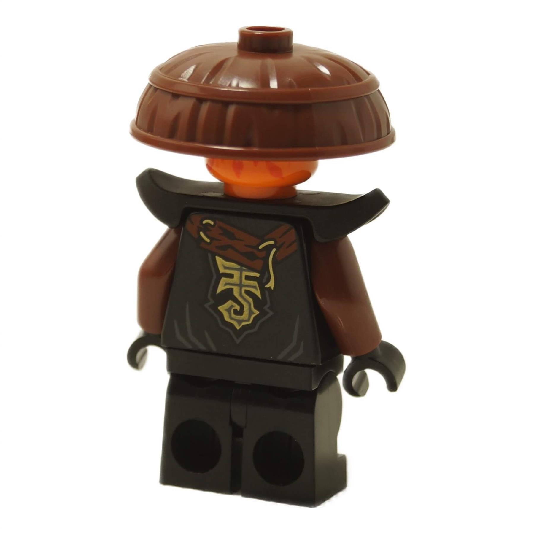 Vista trasera de la minifigura LEGO® NINJAGO Rox con sombrero de arroz marrón, armadura de hombro negra y estampado de túnica oscura detallada.