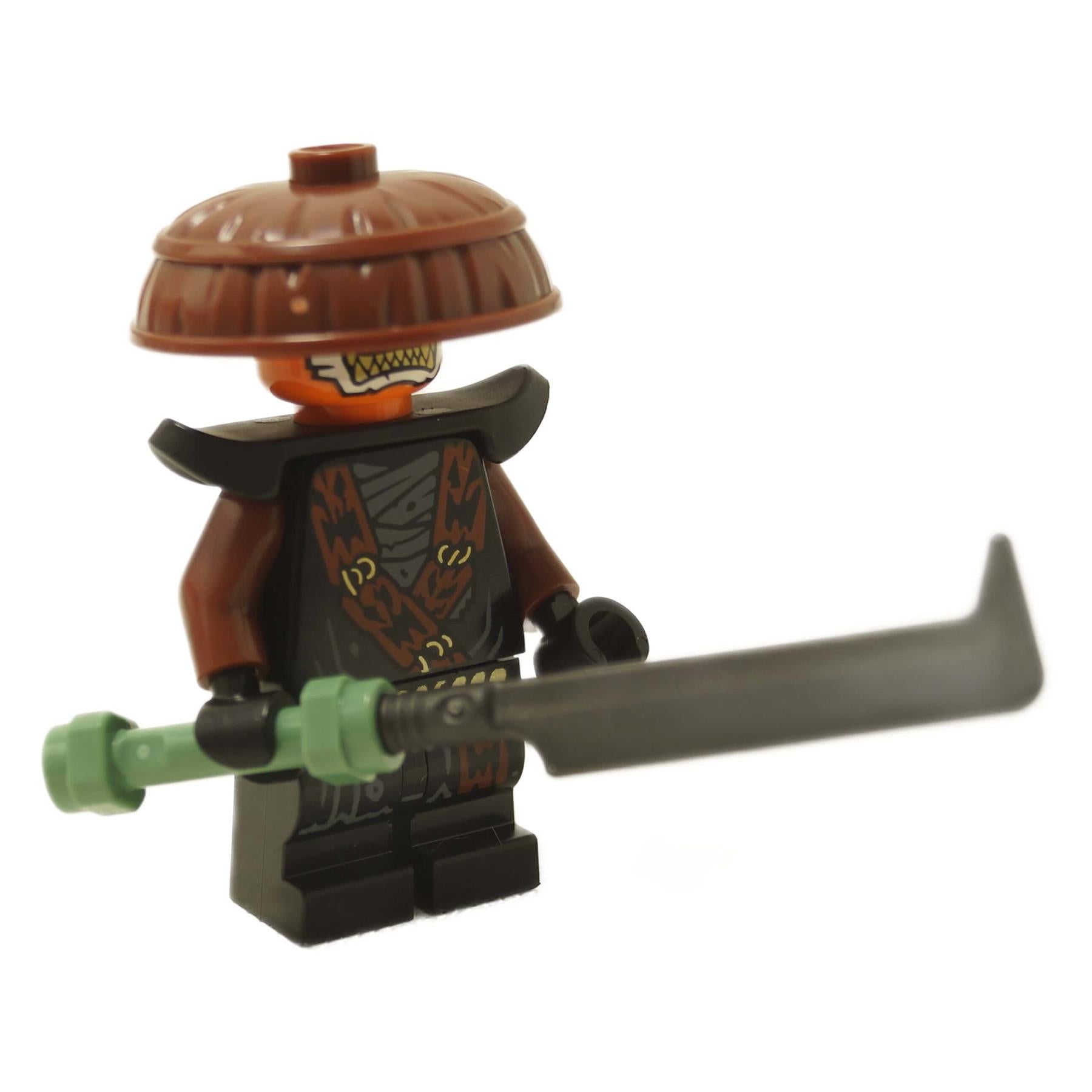 LEGO® Minifigura NINJAGO Rox con sombrero de arroz marrón, armadura negra, boca con dientes afilados y gran espada negra y verde.