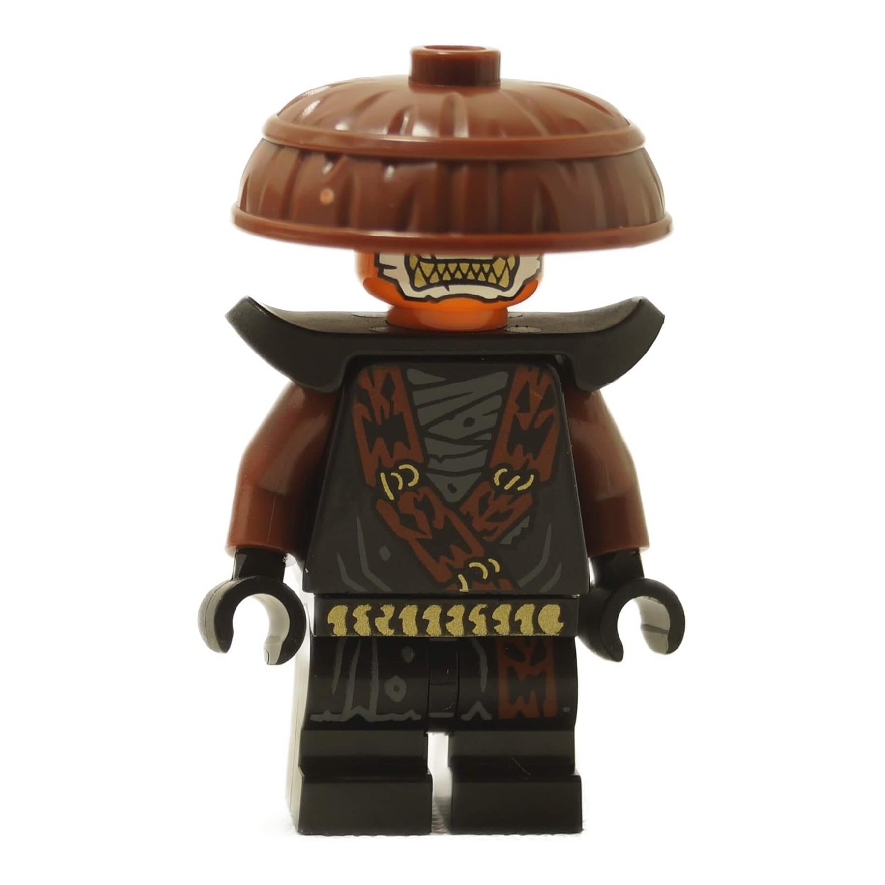 LEGO® Minifigura NINJAGO Rox con sombrero de arroz marrón, armadura de hombro negra y estampado de túnica oscura detallada.