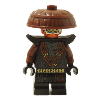 LEGO® Minifigura NINJAGO Rox con sombrero de arroz marrón, armadura de hombro negra y estampado de túnica oscura detallada.