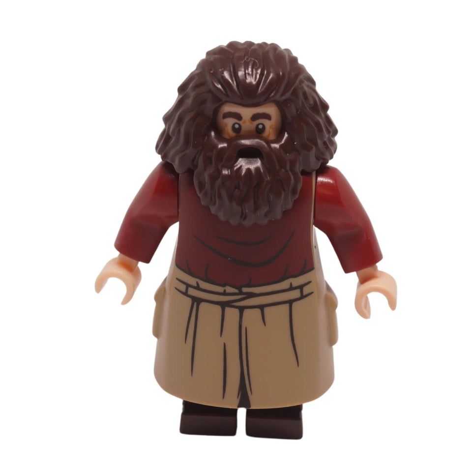 Vista frontal de la minifigura de Rubeus Hagrid con cabello largo y castaño, barba, camisa roja y delantal color canela oscuro.
