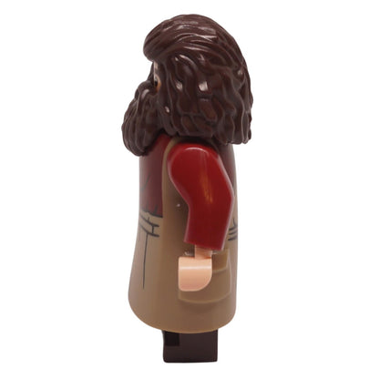 Vista lateral de la minifigura de Rubeus Hagrid con cabello largo y castaño, barba y delantal color canela oscuro.
