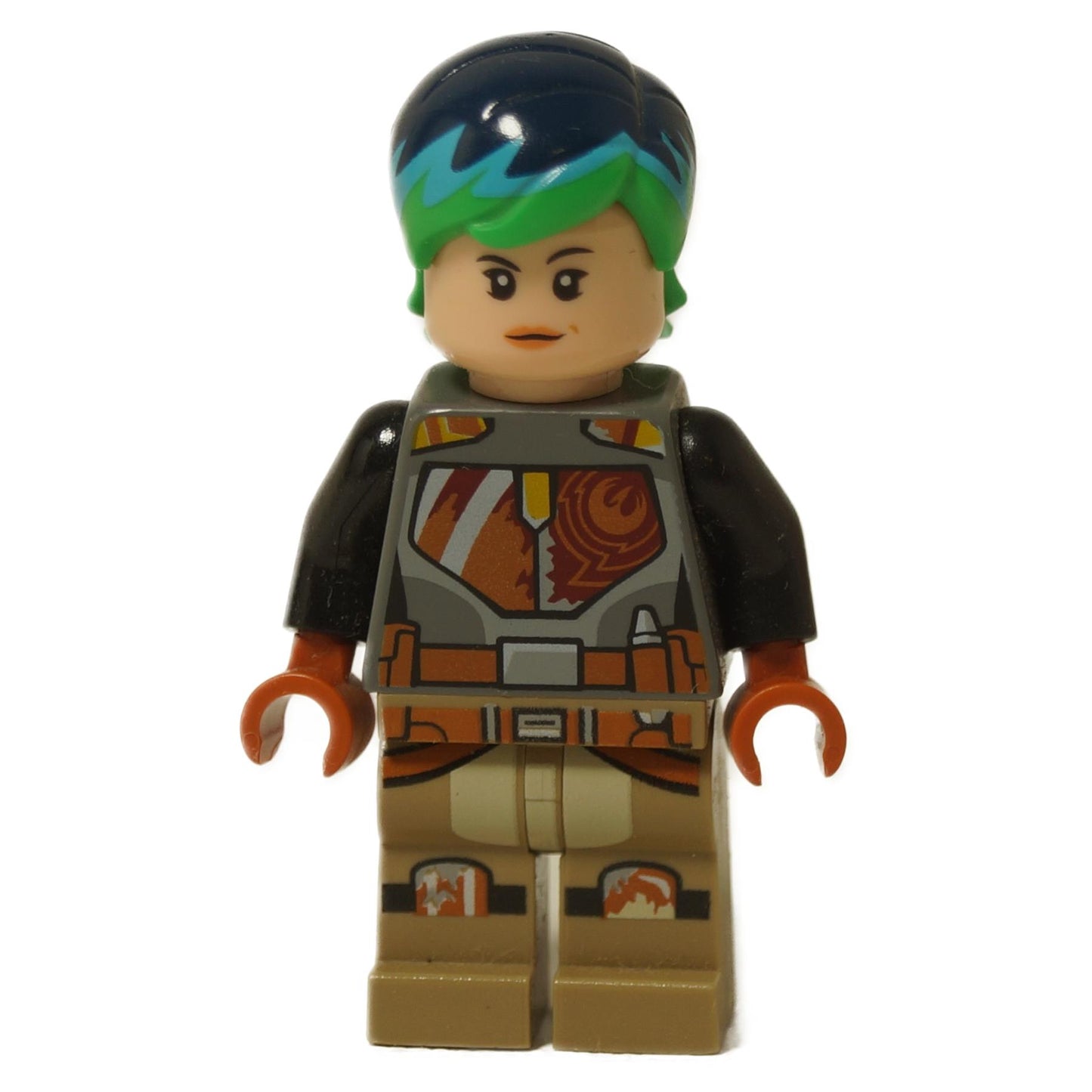 A LEGO® Star Wars Rebels minifigura, Sabine Wren elölnézete, amelyen élénk zöld és sötétkék haj, eltökélt kifejezés és egyedi festésű Mandalori páncél látható.