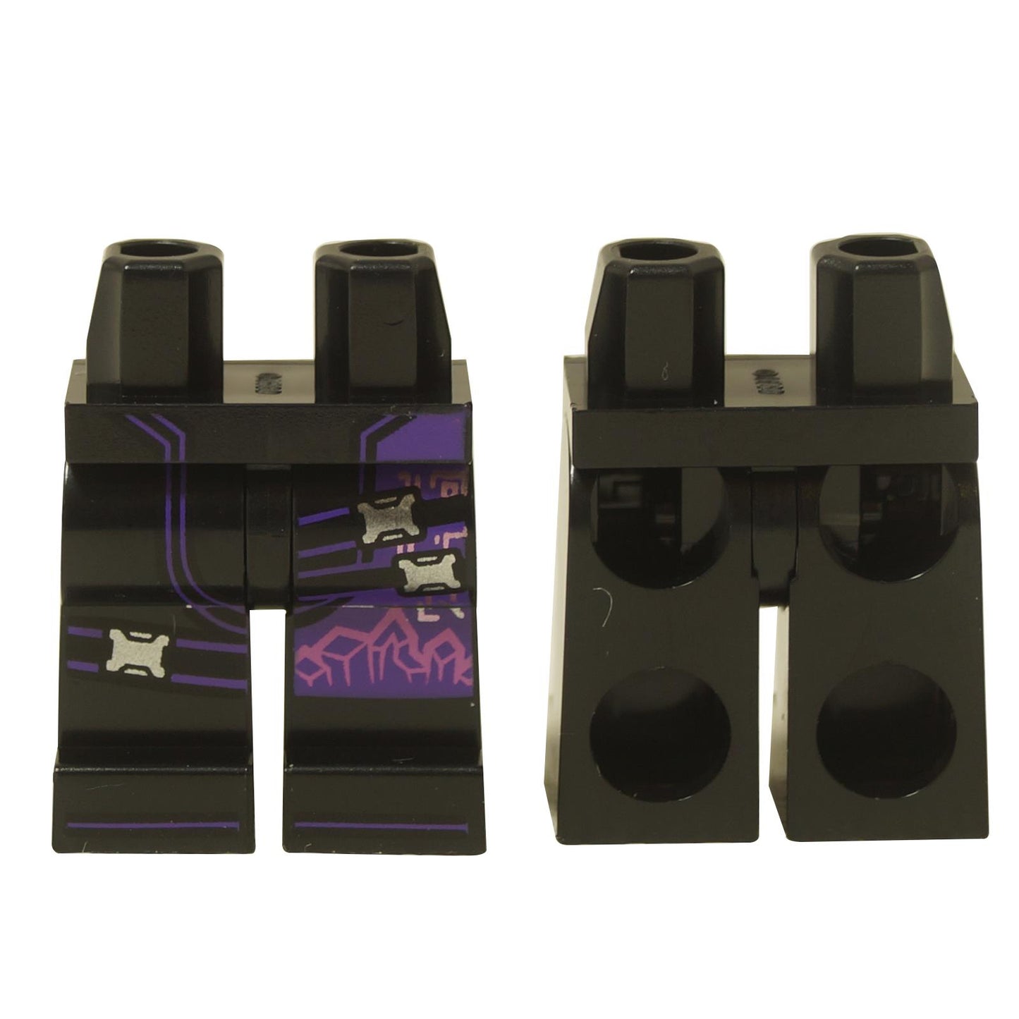 A LEGO® Sombra minifigura lábainak elölről és hátulról készült képe, amely fekete nadrágot mutat, nyomtatott lila és sötét rózsaszín hacker áramkörökkel, valamint ezüst csatokkal.