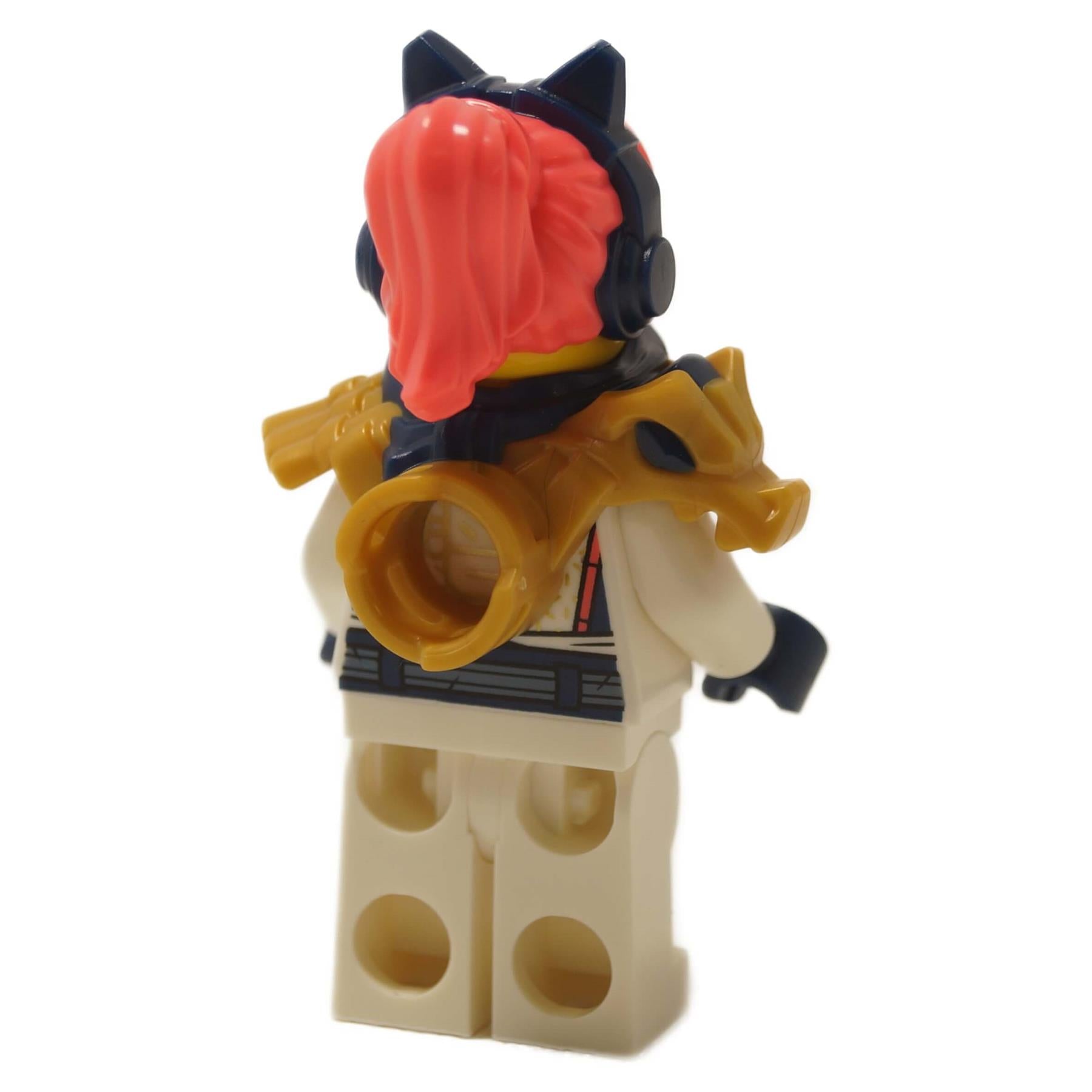 Minifigura Sora NINJAGO vista trasera mostrando cabello rojo, auriculares, armadura de hombro dorada y estampado en la parte posterior del traje
