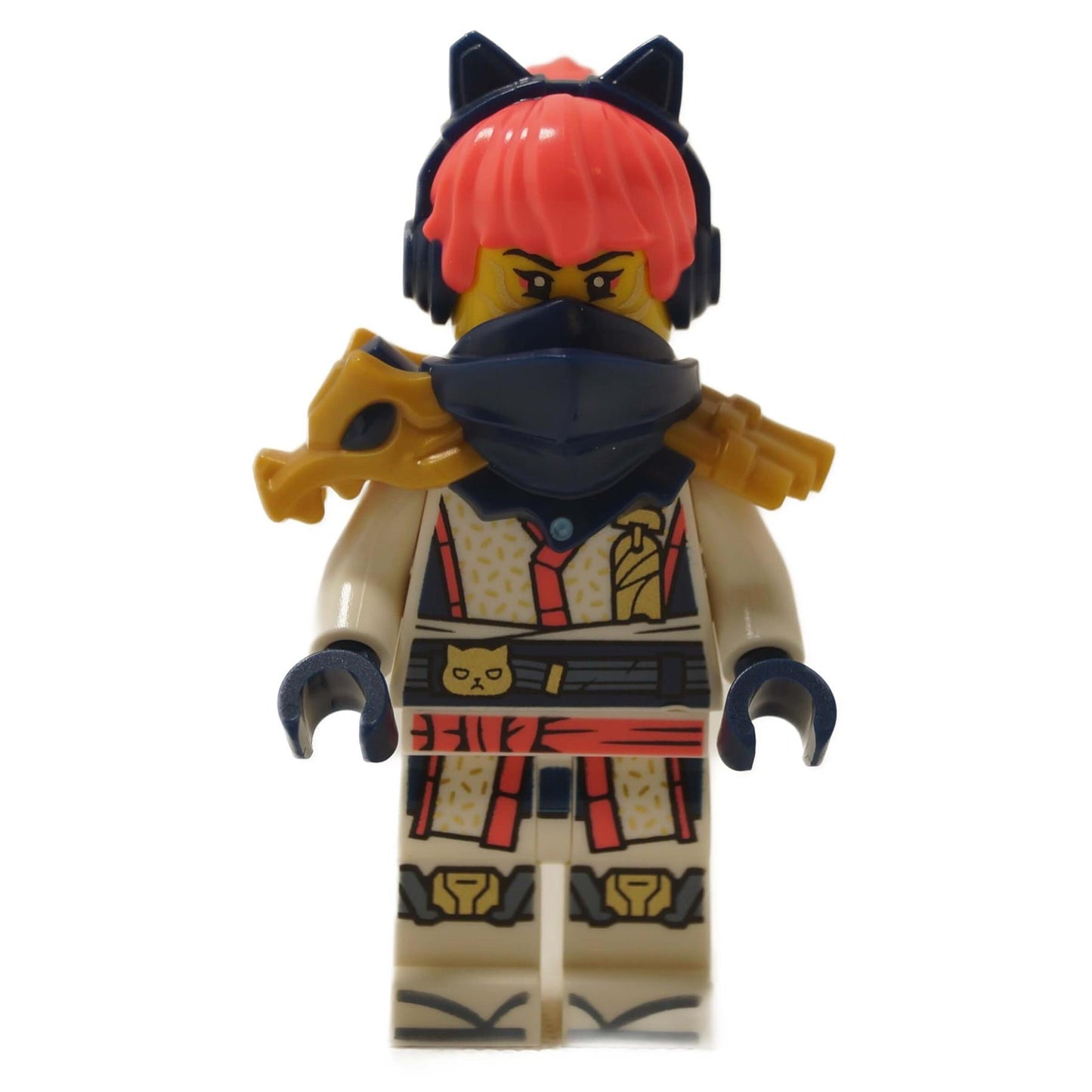 Minifigura Sora NINJAGO vista frontal con cabello rojo, auriculares, cubrebocas y traje de cazador de fantasmas
