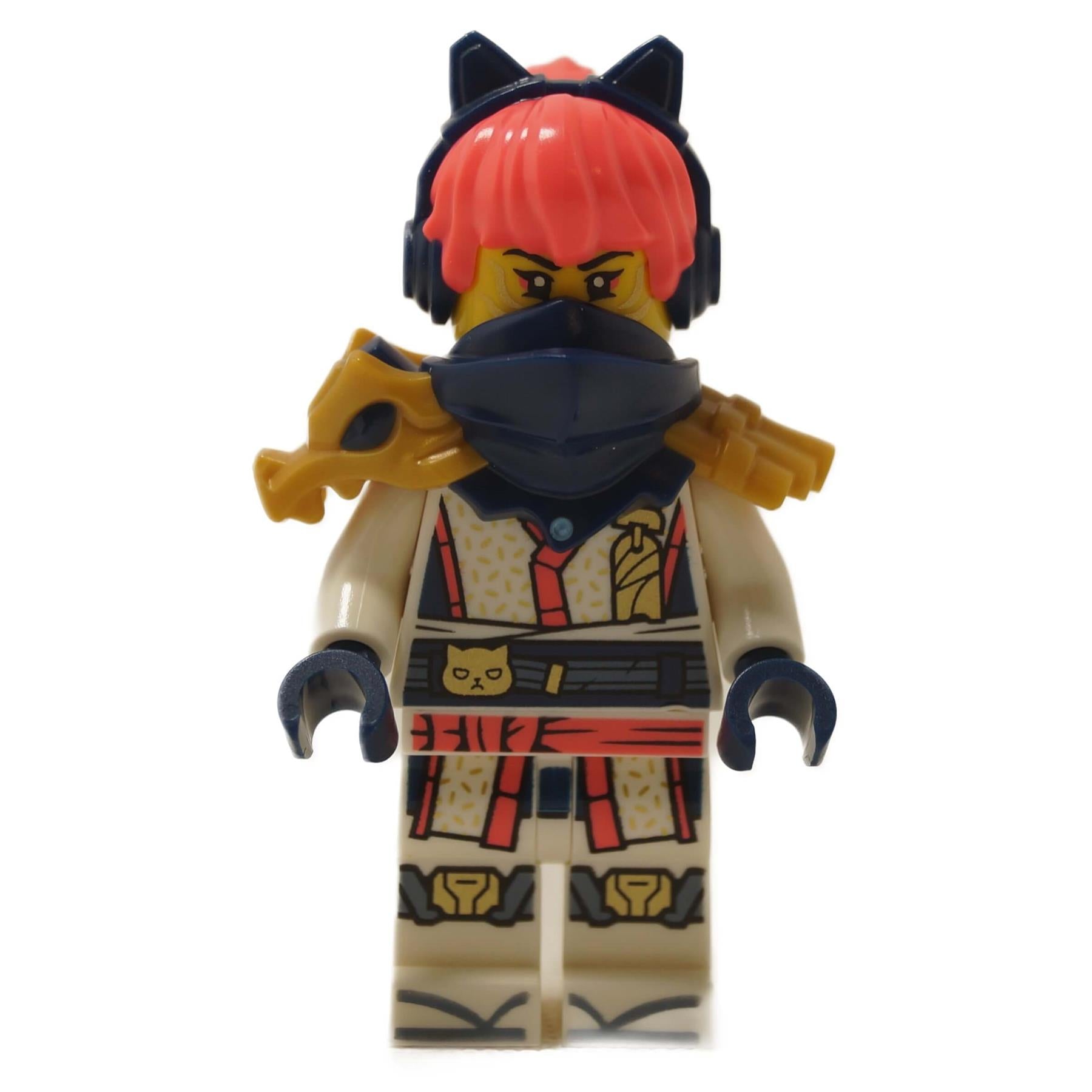 Minifigura Sora NINJAGO vista frontal con cabello rojo, auriculares, cubrebocas y traje de cazador de fantasmas
