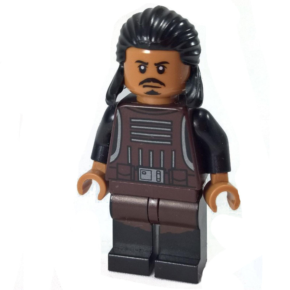 Minifigura de LEGO Star Wars Tasu Leech mostrada de frente. La figura tiene el cabello largo y negro, una expresión decidida y lleva un chaleco táctico marrón detallado.