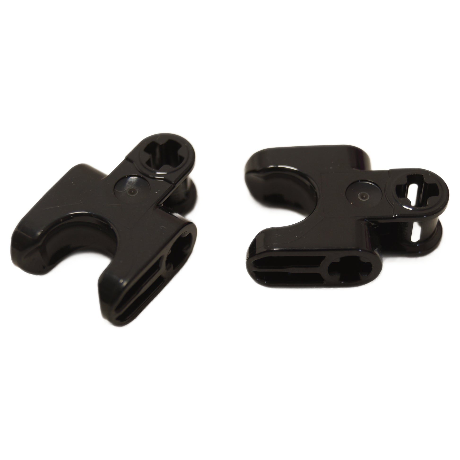 LEGO® Technic Axle Connector 2 x 3 with Ball Joint Socket and Closed Axle Holes (67695) in black.