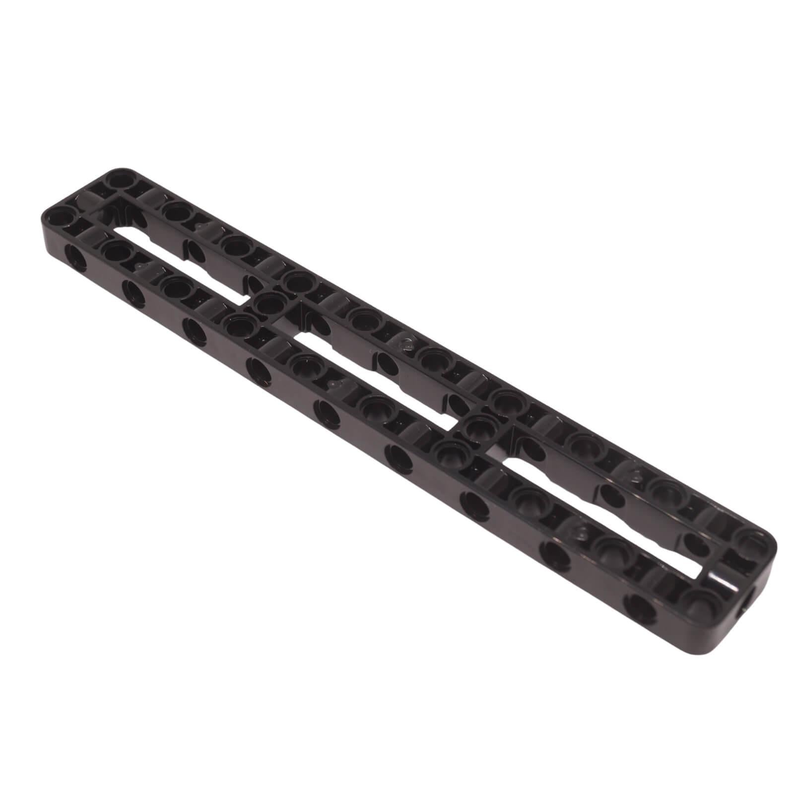 Marco modificado grueso LEGO Technic 3 x 19 con centro abierto y múltiples orificios de conexión (Parte 67491).