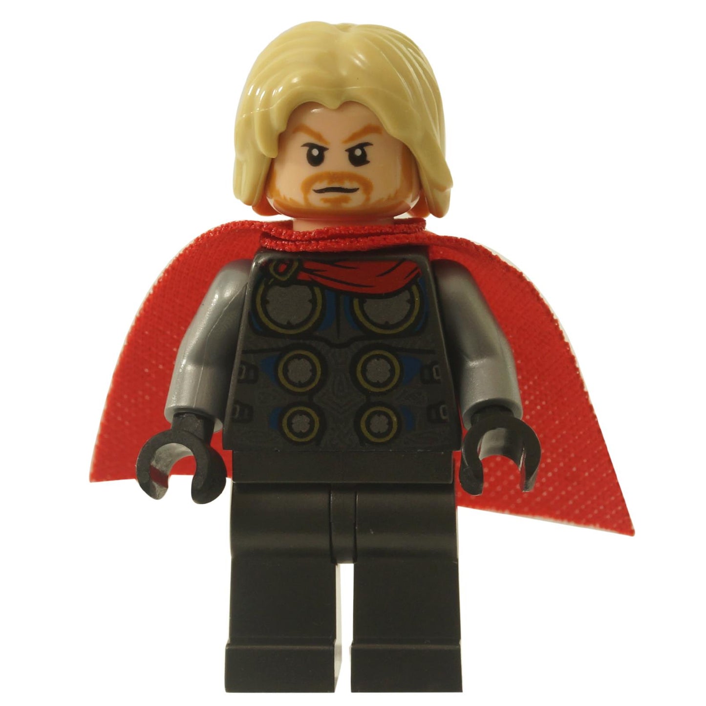 Une minifigure LEGO® de Thor, avec des cheveux blonds, une tête couleur nougat clair avec une barbe dorée et une expression en colère, un torse gris foncé avec des détails d'armure imprimés en bleu et or, des bras gris foncé, des mains noires, des jambes gris foncé, et une cape en tissu éponge rouge, sur un fond blanc.