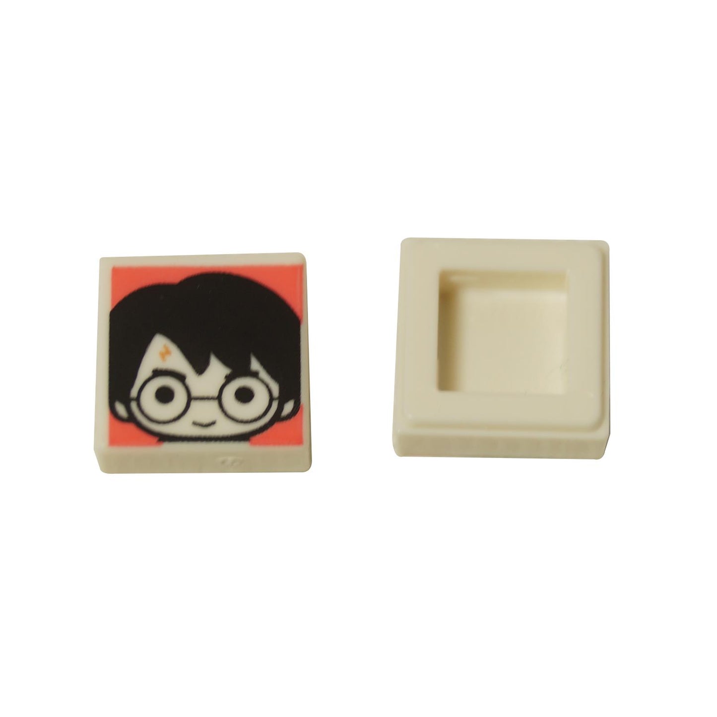  LEGO® Azulejo 1x1 con una impresión de caricatura de la cara de Harry Potter™ sobre un fondo coral. Vista frontal y trasera.