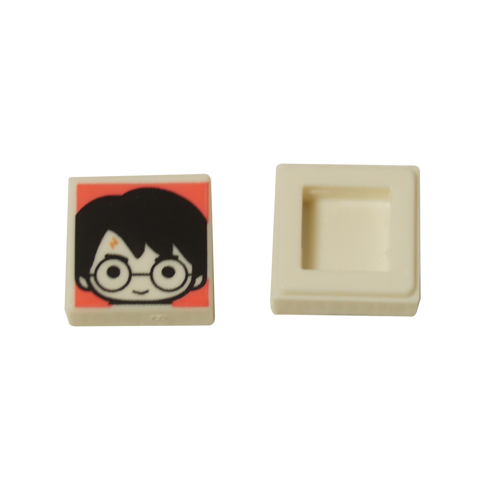  LEGO® Azulejo 1x1 con una impresión de caricatura de la cara de Harry Potter™ sobre un fondo coral. Vista frontal y trasera.