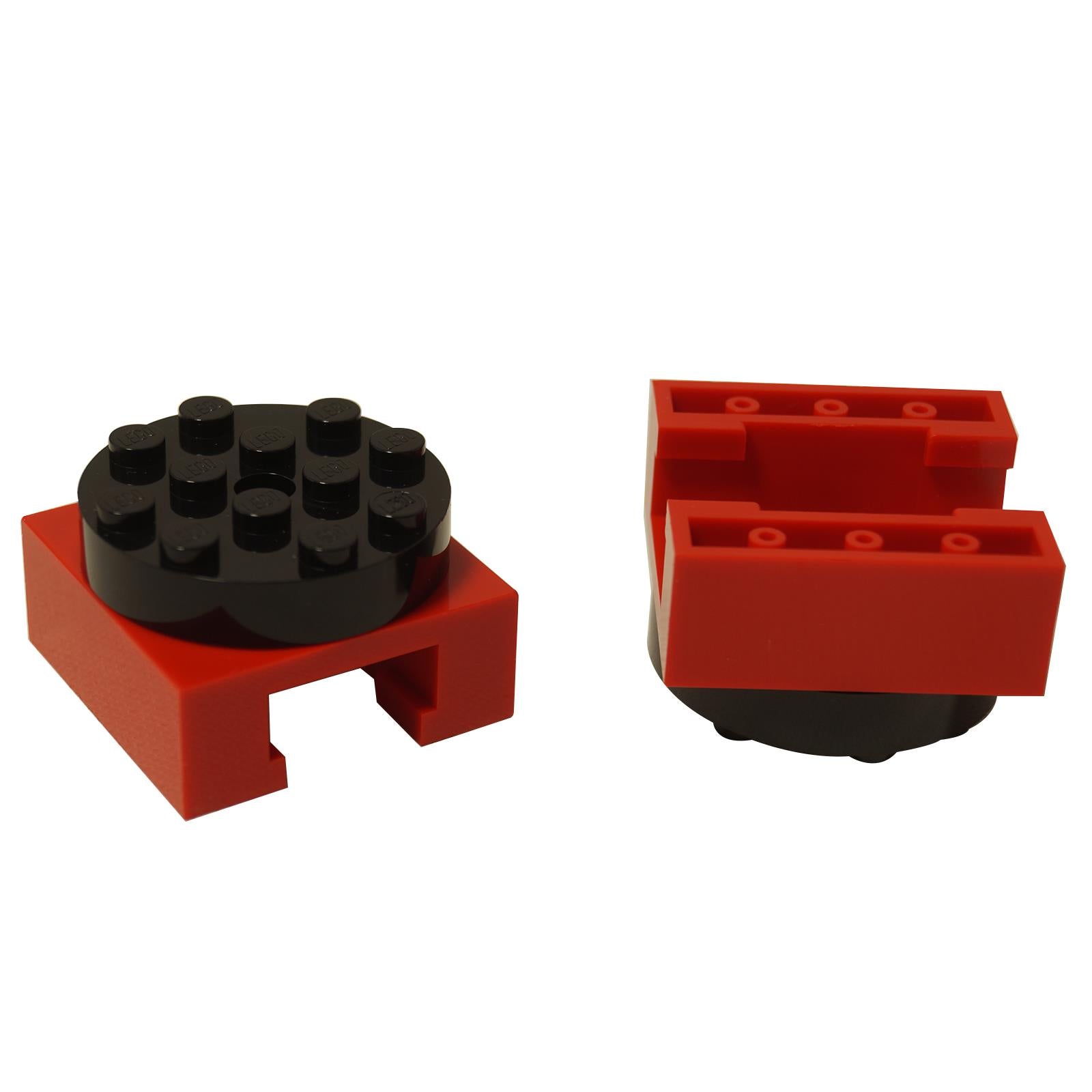 La LEGO® Base e Top Rotante 4 x 4 (Pezzi 30516 / 30658). Un pezzo di assemblaggio rotante con una base di bloccaggio scanalata e una parte superiore nera, utilizzato per creare funzioni rotanti robuste nei modelli LEGO.