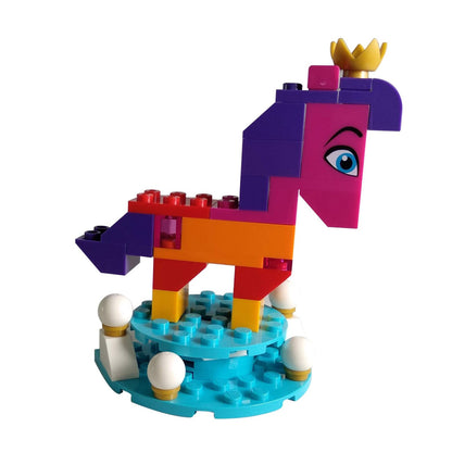 Alternativní stavba LEGO královny Watevra Wa'Nabi v jezdecké podobě, ukazující její výrazný obličej.