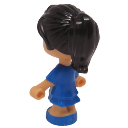 Vista posterior de la micromuñeca Victoria Friends con cola de caballo negra y vestido azul
