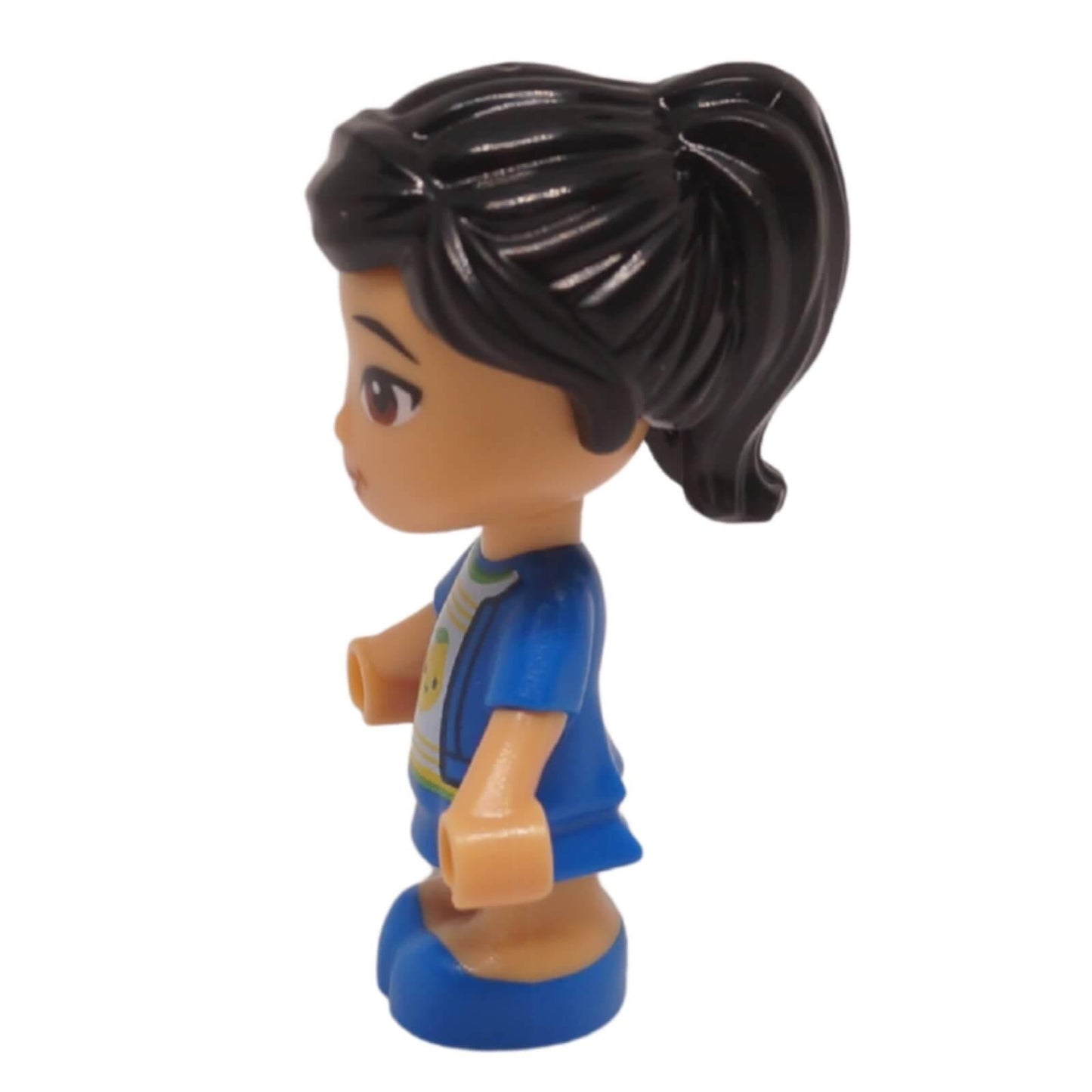 Vista lateral de la micromuñeca Victoria Friends con cola de caballo negra y vestido azul
