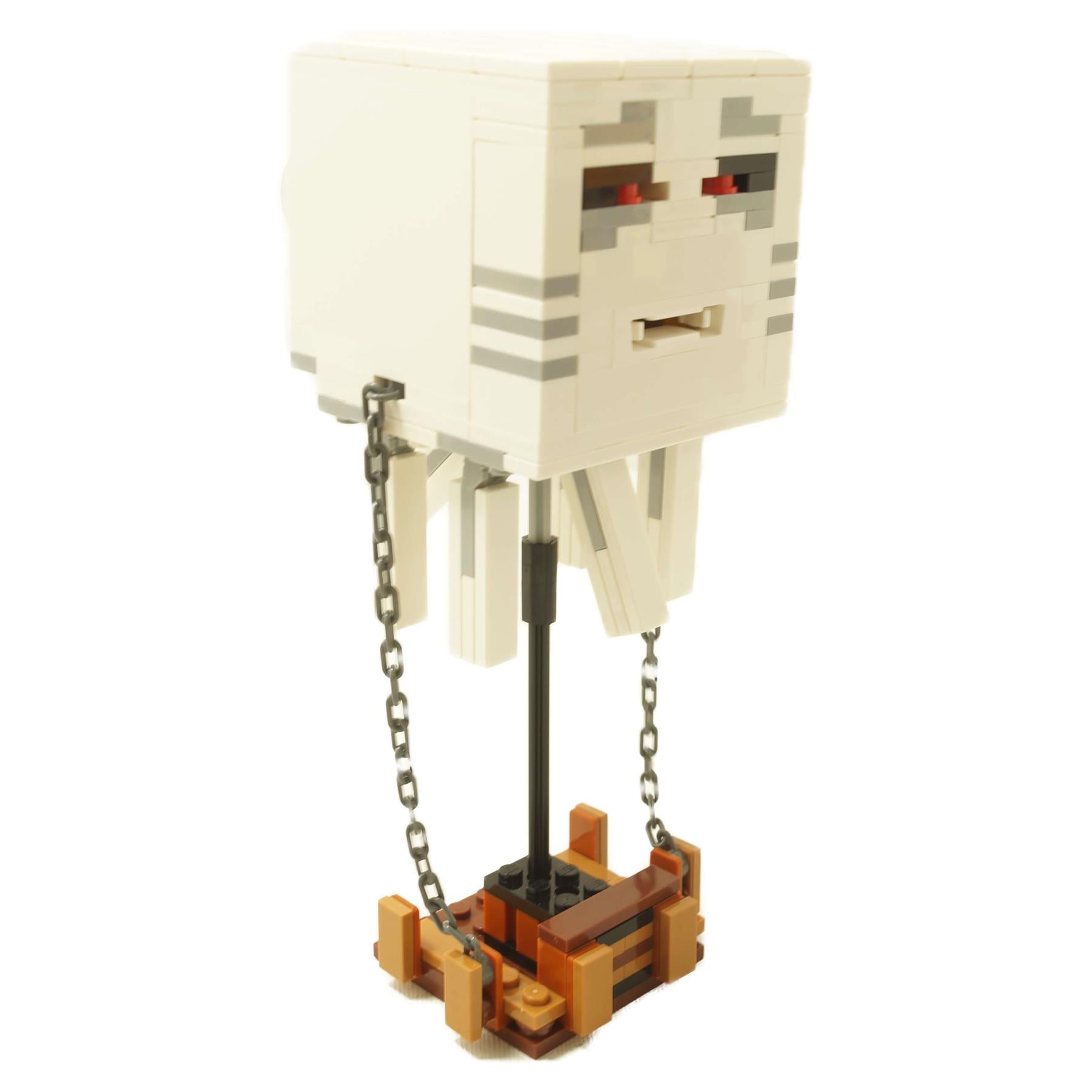 Blanco figura de criatura fantasma voladora construida con ladrillos con cadenas, ojos rojos y soporte de exhibición.
