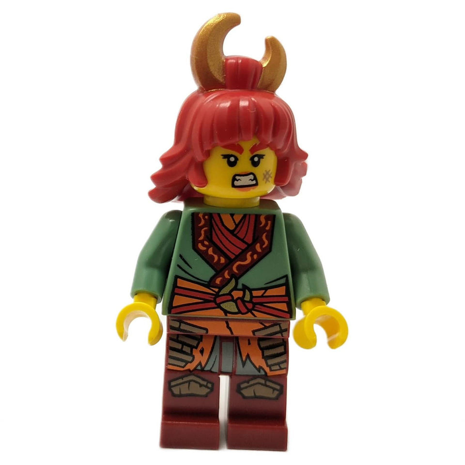 ®ليغو NINJAGO وايلدفاير ميني فيغور (NJO823) مع شعر لهب أحمر، وقرون ذهبية، وزي قبلي أخضر وبرتقالي، وتعبير وجه شرس.